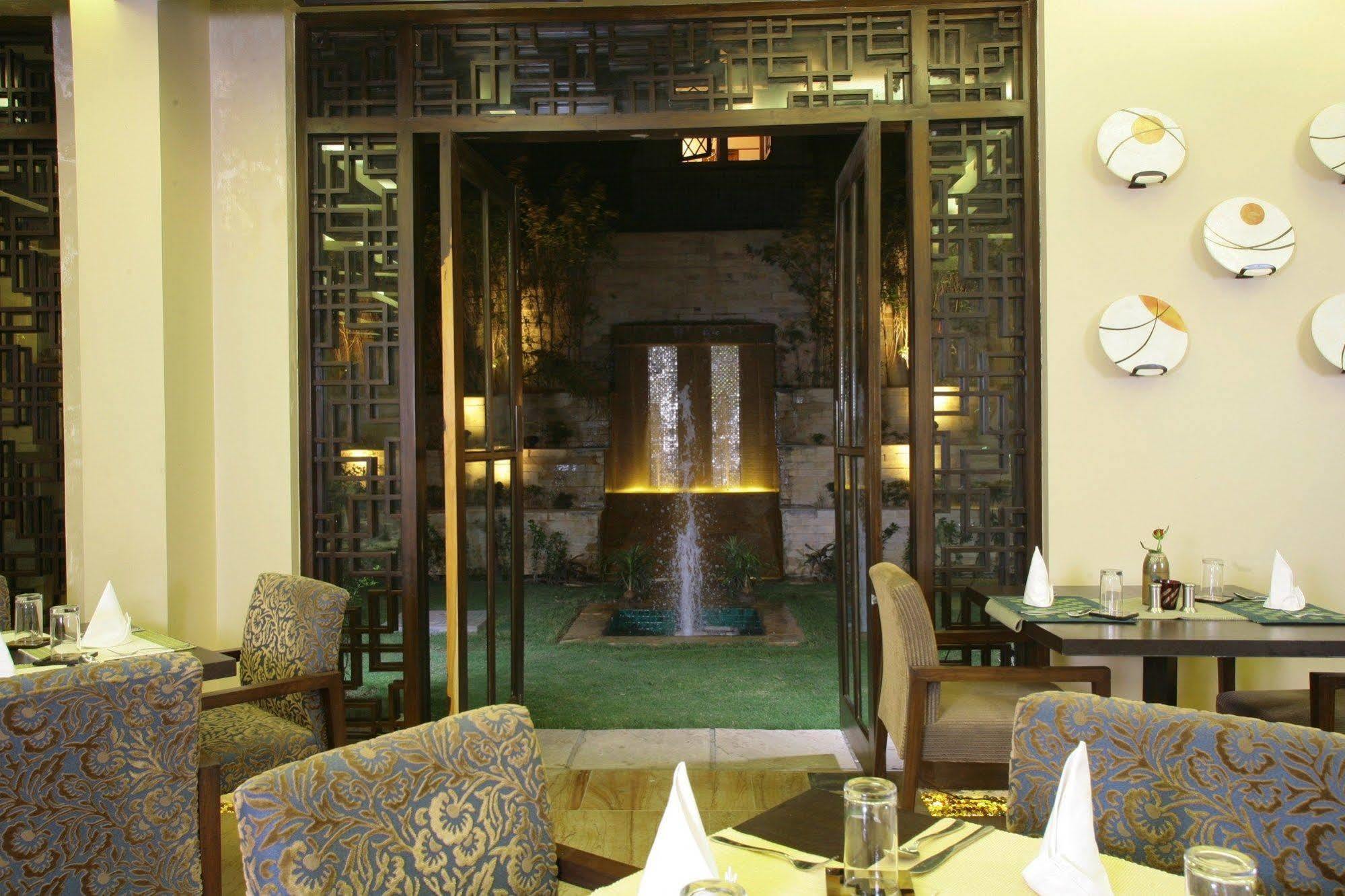 ​Justa Gurgaon Hotel Restoran foto